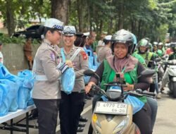 *Jum’at Peduli, Polda Metro Jaya Bagikan Paket Sembako untuk Ojol dan PHL*