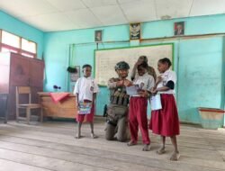 Satgas Ops Damai Cartenz Berbagi Buku Bacaan kepada Anak-Anak Sekolah di Intan Jaya