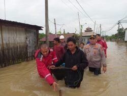 *Polri Bantu Warga di Sejumlah Pemukiman Yang Terdampak Banjir di Batuphat Barat