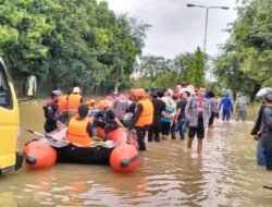 *Brimob Polda Aceh Bantu Evakuasi Masyarakat dari Lokasi Banjir*