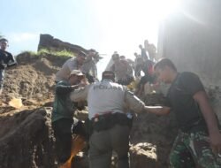 Kapolda Sebrangi Sungai Tingkeum untuk Tembus ke Aceh Utara, Sempat Temui Warga yang Tertahan di Kutablang