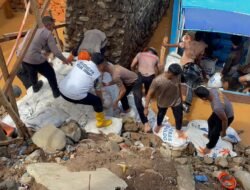 POLDA SUMUT BANGUN JEMBATAN DARURAT DI TAPTENG, PULIHKAN AKSES WARGA DAN JALINSUM