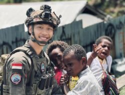 Personel Satgas Ops Damai Cartenz Sektor Intan Jaya Laksanakan Pengobatan dan Bagikan Susu untuk Anak-Anak Papua