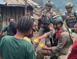 Personel Ops Damai Cartenz Sektor Sinak Beri Mi Instan dan Makanan Ringan Saat Warga Membersihkan Gereja Gingga Baru