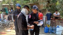 *Polri Salurkan Air Bersih dan Bagikan Masker untuk Warga Terdampak Banjir di Nagan Raya*