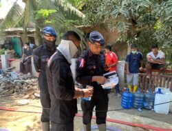 *Polri Salurkan Air Bersih dan Bagikan Masker untuk Warga Terdampak Banjir di Nagan Raya*