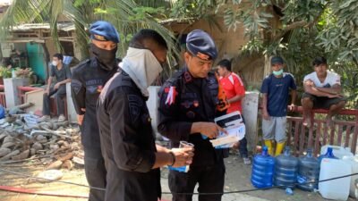 *Polri Salurkan Air Bersih dan Bagikan Masker untuk Warga Terdampak Banjir di Nagan Raya*