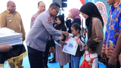 Polri Serahkan Bantuan Pendidikan bagi 10 Anak Korban KKB di Papua
