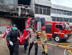 *Brimob Polda Metro Jaya Gerak Cepat Bantu Evakuasi Korban Kebakaran PT Terra Drone Kemayoran*