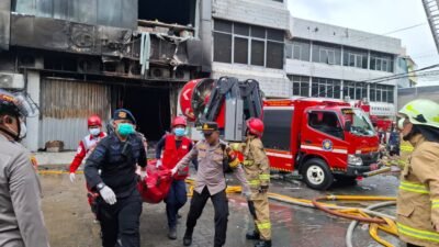 *Brimob Polda Metro Jaya Gerak Cepat Bantu Evakuasi Korban Kebakaran PT Terra Drone Kemayoran*