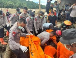 *Tugas Kemanusiaan Berlanjut: Tim Brimob Polda Riau Evakuasi Jenazah Korban Bencana di Kecamatan Palembayan*