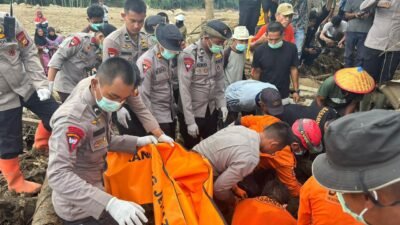 *Tugas Kemanusiaan Berlanjut: Tim Brimob Polda Riau Evakuasi Jenazah Korban Bencana di Kecamatan Palembayan*