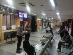 *Itwasda Polda Metro Jaya Sosialisasikan SP4N-Lapor ke Warga Pembuat Laporan Polisi di SPKT*