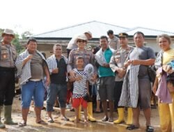 Polres Tapteng Bagikan Bantuan Pakaian untuk Korban Banjir