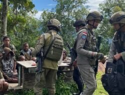 *Patroli Humanis Satgas Ops Damai Cartenz di Kampung Apom Kiwirok, Pererat Kedekatan dengan Warga*