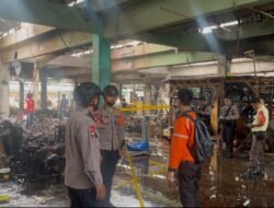 *Brimob Polda Metro Jaya Pastikan Keamanan Pasca Kebakaran Pasar Induk Kramat Jati*