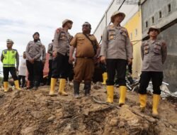 Polwan Tapteng Lupakan Selamatkan Harta Demi Evakuasi Tetangga dari Longsor