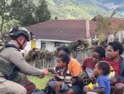 *Sentuhan Humanis Satgas Damai Cartenz di Sinak Dengan Bagikan Makanan Ringan kepada Warga*