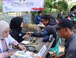 Jum’at Peduli Polres Kepulauan Seribu Hadirkan Layanan Kesehatan Gratis dan Sembako untuk Warga dan Ojol