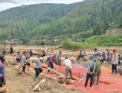 Polres Gayo Lues, Polsek Rikit Gaib dan Brimob bersama Warga Gotong Royong Siapkan Jembatan Darurat Pasca Banjir Bandang di Penomon Jaya
