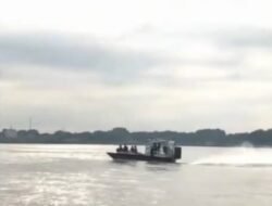 Polri Siagakan Swam Boat di Kutablang Bireuen, Bantu Mobilitas Warga Pascabencana