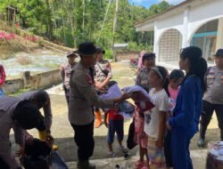 *Satbrimob Polda Jambi Turun Langsung Salurkan Bantuan Kemanusiaan untuk Korban Banjir dan Longsor di Agam*