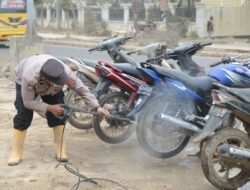 *Polri Hadir di Tengah Bencana, Tim SAR Pasukan Pelopor Bantu Warga Terdampak Banjir*