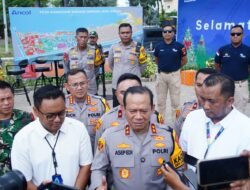 *Pantau Libur Akhir Tahun di Ancol, Kapolda Metro Jaya Bagi-bagi Cokelat ke Pengunjung*