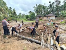 *Tim SAR Resimen II Pasukan Pelopor Bantu Pencarian dan Pemulihan Infrastruktur Pascabanjir di Agam*