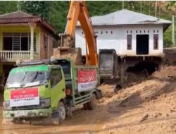 *Tiga Alat Berat Dikerahkan Tangani Longsor di Padang Pariaman*