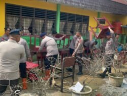 *POLRI MELALUI BRIMOB POLDA SUMUT MEMBANTU PEMBERSIHAN PASCA BENCANA BANJIR YANG MERENDAM SMP NEGERI 1 TANJUNG PURA*