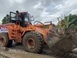 *Kapolri Bantu Alat Berat untuk Percepat Pemulihan Jalan, Fasilitas Umum dan Rumah Warga Pasca banjir di Kab. Pidie*