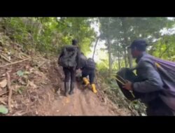 Brimob Polda Aceh Terobos Daerah Terisolir di Bener Meriah, Salurkan Bantuan dan Layanan Kesehatan