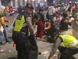*Aksi Humanis Polisi, Punguti Sampah Usai Perayaan Tahun Baru di Yogyakarta*