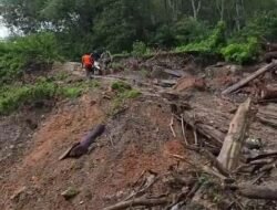 *Terobos Medan Ekstrem, Warga Kampung Serule Apresiasi Personel Polres Aceh Tengah Jadi yang Pertama Salurkan Logistik*