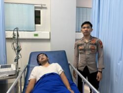 *Layanan 110 Jadi Penyelamat, Polisi Evakuasi Warga Sesak Napas di Kabupaten Bekasi*