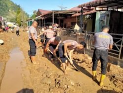 *Brimob Polda Sumut Gotong Royong Bersihkan Lingkungan Perumahan Pandan Asri Pascabencana*