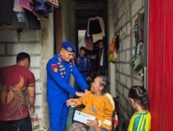 *Direktorat Polairud Polda Metro Jaya Beri Kursi Roda untuk Warga Pesisir Penjaringan*