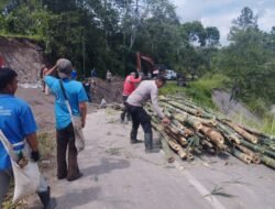 Gotong Royong Menahan Longsor: Polsek Kute Panang dan Warga Lukup Sabun Barat Bersatu Menjaga Jalan Kehidupan