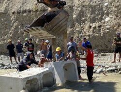 Polri-TNI Terus Lakukan Penanganan Banjir Donggala, Akses Jalan Mulai Dibuka dan Pembersihan Rumah Warga Digencarkan