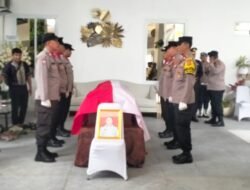 Kapolda Jatim Pimpin Upacara Pelepasan Jenazah Brigjen Pol Anumerta Ary Satriyan di Bekasi