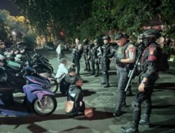 *Patroli Gabungan Brimob–Polres Jaktim Gagalkan Tawuran dan Balap Liar Dini Hari; Celurit dan Panah Disita*