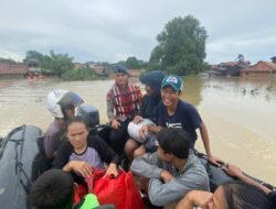 *Brimob Polda Metro Jaya Sigap Evakuasi Warga Terdampak Banjir Kali Ulu Cikarang*