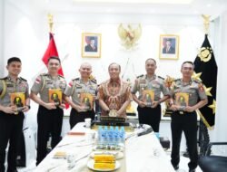 Lewat Buku, Wakapolri Titipkan Pesan Penting Pemberantasan TPPA–PPO kepada 5 Calon Atase dan Staf Teknis Polri