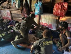 *Respons Cepat Operasi Damai Cartenz 2026, Personel Sektor IV Evakuasi Warga Sakit di Puncak Jaya*