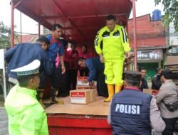 *Kapolres Metro Tangerang Kota Tinjau Lokasi Pengungsian Banjir dan Dapur Umum, Salurkan Bantuan kepada Warga*