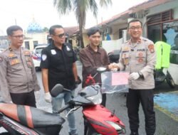 *Dua Pelaku Curanmor di Ciputat Timur Ditangkap, Polisi Kembalikan Motor ke Pemilik*
