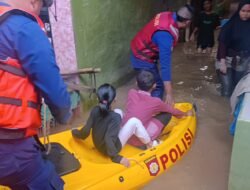 *Ditpolairud Polda Metro Jaya Antar Warga Pulang di Tengah Banjir Kebon Pala*