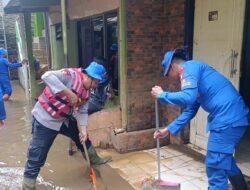 *Tim SAR Ditpolairud Polda Metro Jaya Bersihkan Rumah dan Mushola Terdampak Banjir di Kebon Pala*