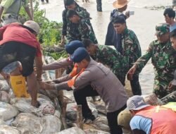 *Tanggul Jebol di Muara Gembong, Brimob Bersama TNI dan Warga Bahu-Membahu Lakukan Penanganan*